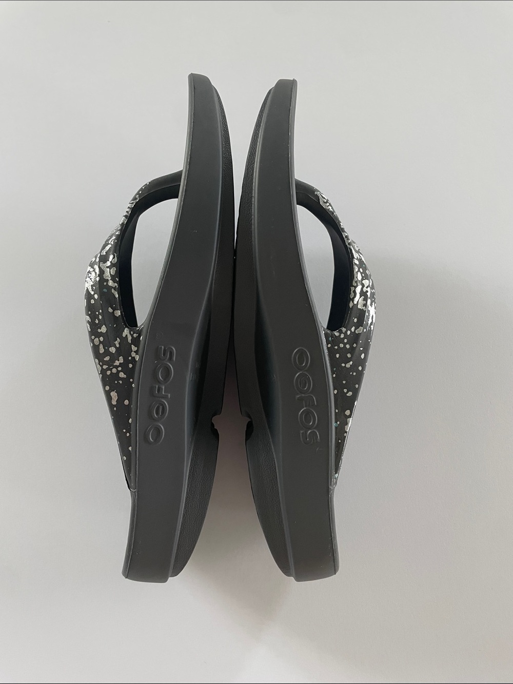 OOFOS NWOT Gray W/Silver Speckles Size 8 - Picture 7 of 9